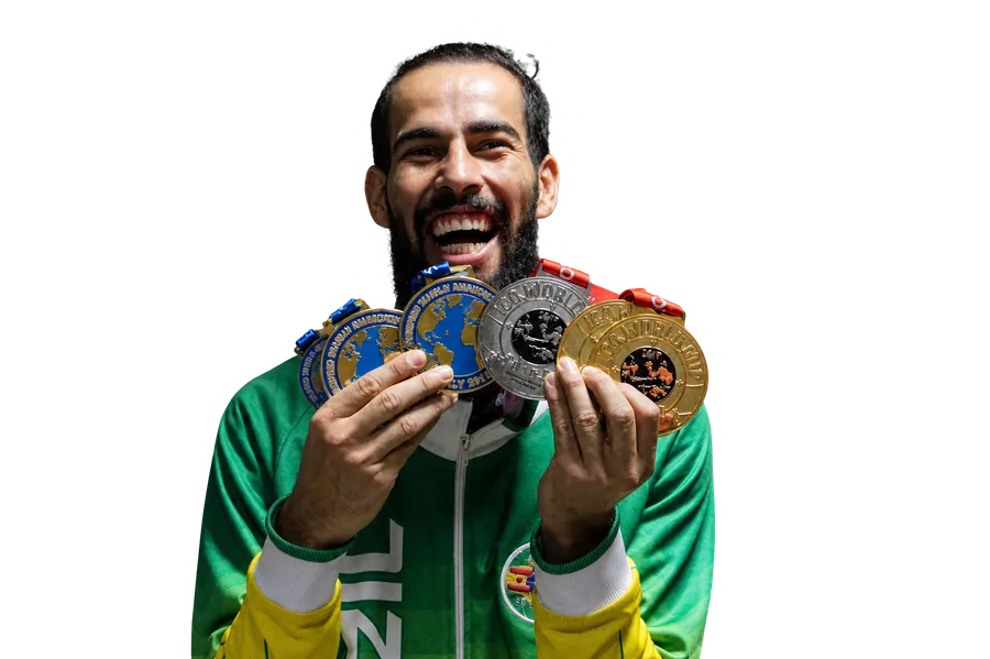 Zé Eskiva, CEO da Eskiva Suplementos, exibindo suas medalhas